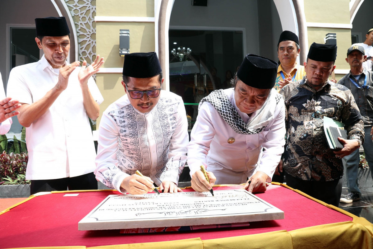 Bersama Kajati Banten, Pj. Gubernur Banten Al Muktabar Resmikan Wakaf Masjid Kejagung RI