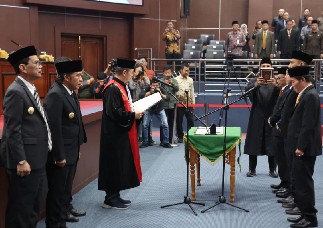 Pj Gubernur Banten Al Muktabar Hadiri Pengukuhan Pimpinan DPRD Kota Serang Periode 2024-2029