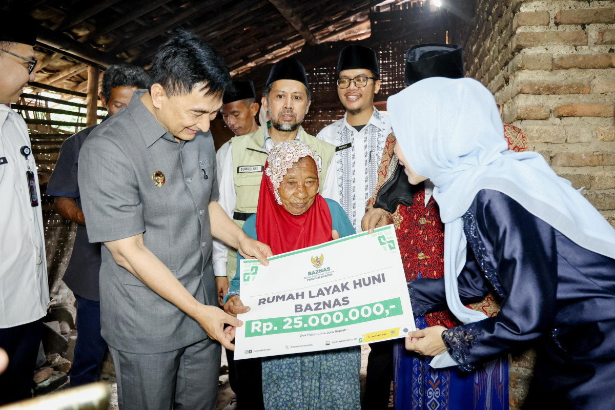 Wagub Dimyati Serahkan Bantuan untuk Renovasi Rumah Tidak Layak Huni di Serang