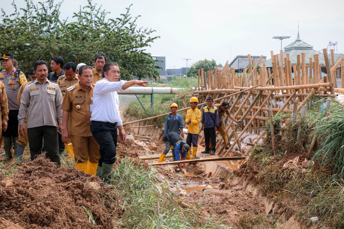 Pj Gubernur Banten Al Muktabar Tinjau Tanggul Jebol Kali Ledug di Perum Garden City Periuk Kota Tangerang