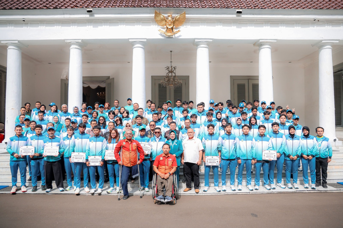 Tembus 5 Besar Popnas 2025, Gubernur Andra Soni Serahkan Penghargaan kepada Atlet Berprestasi