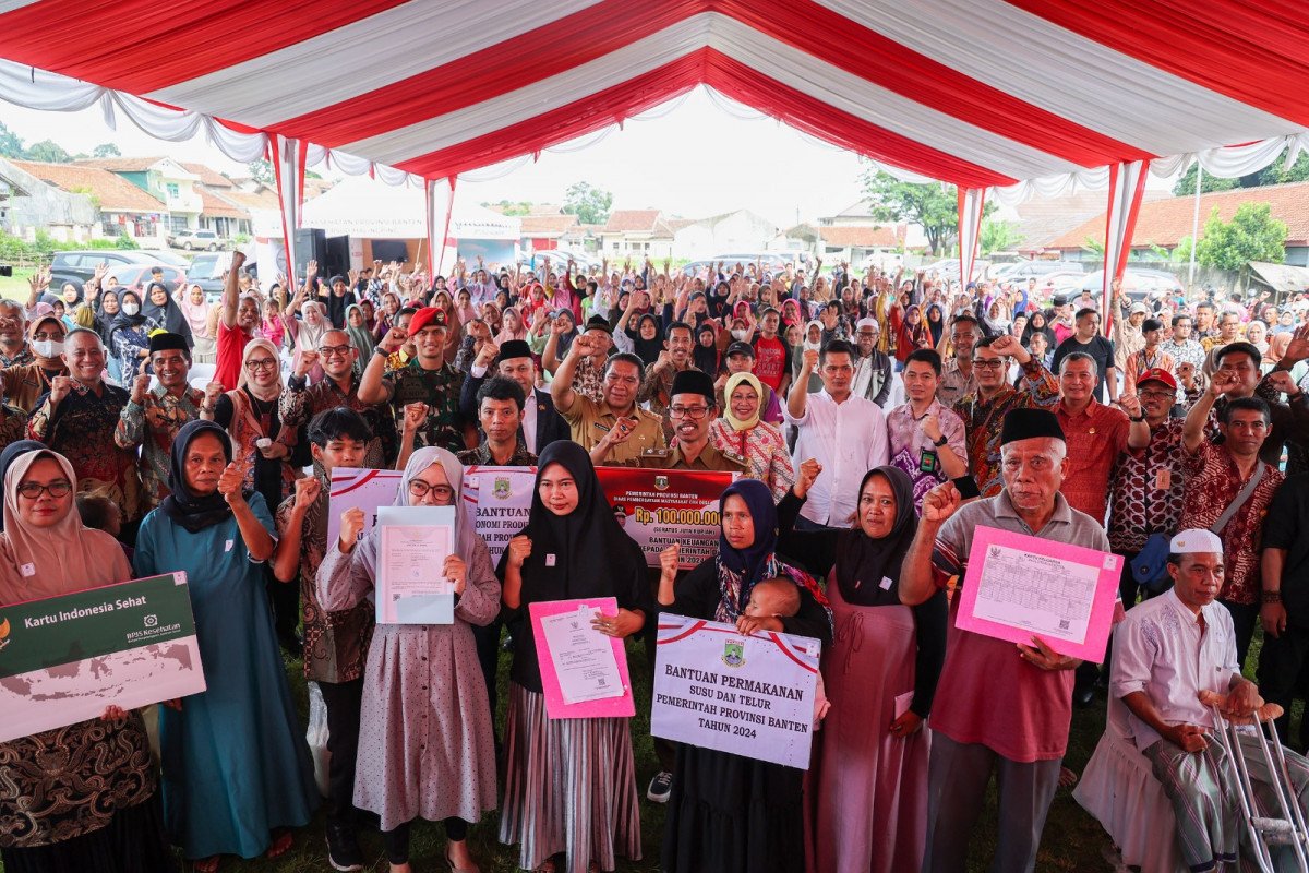 Pj Gubernur Banten Al Muktabar Salurkan Bantuan Sosial Kepada Masyarakat Pandeglang