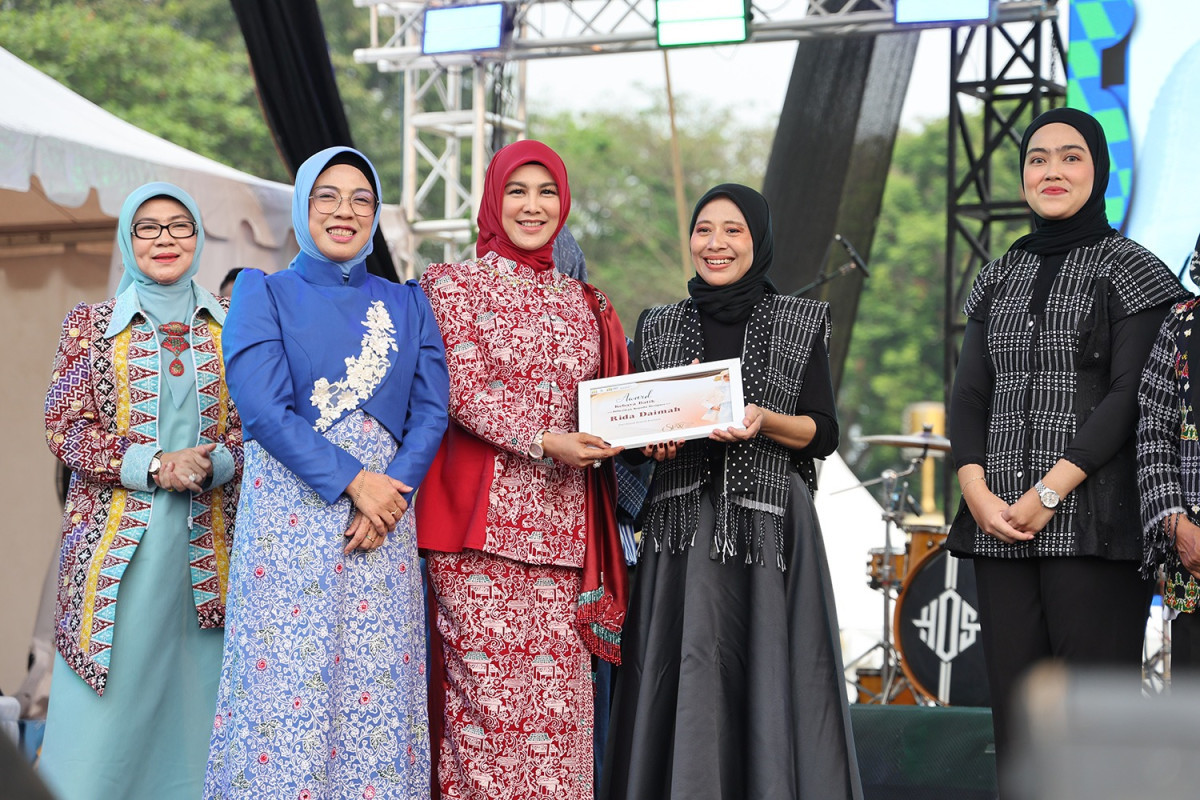 Ketua Dekranasda Provinsi Banten Tinawati Andra Soni Buka Serang Fashion Week 2025