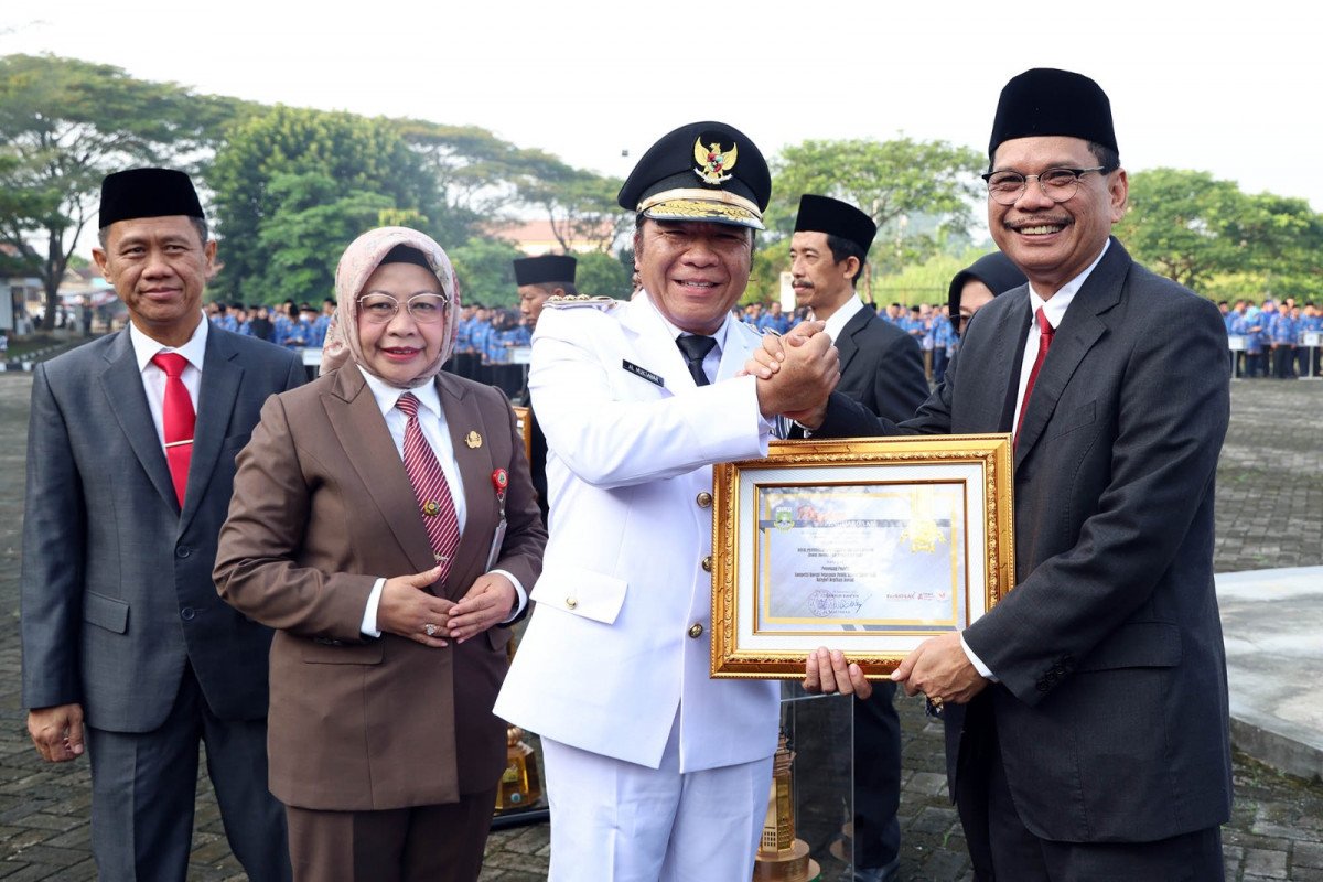 Pj Gubernur Banten Al Muktabar Serahkan 9 Penghargaan Pemenang Inovasi Pelayanan Publik