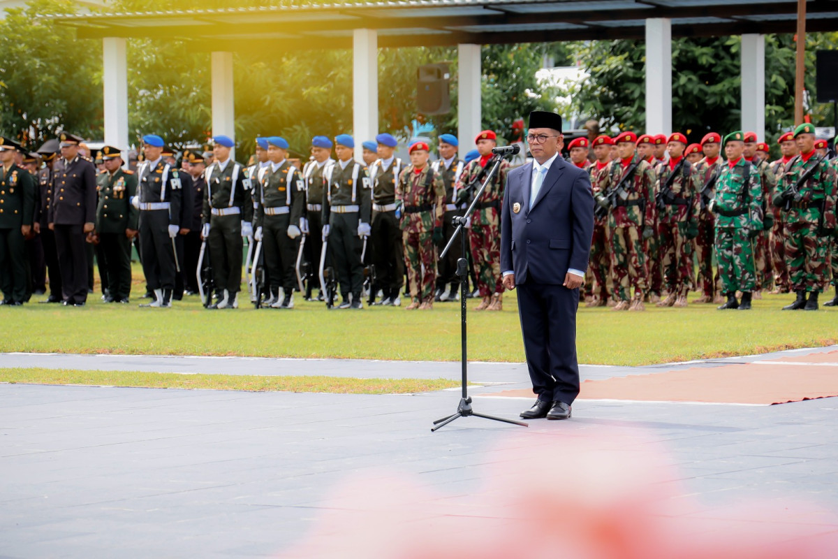 Gubernur Andra Soni Pimpin Upacara Ziarah Hari Pahlawan di TMP Ciceri