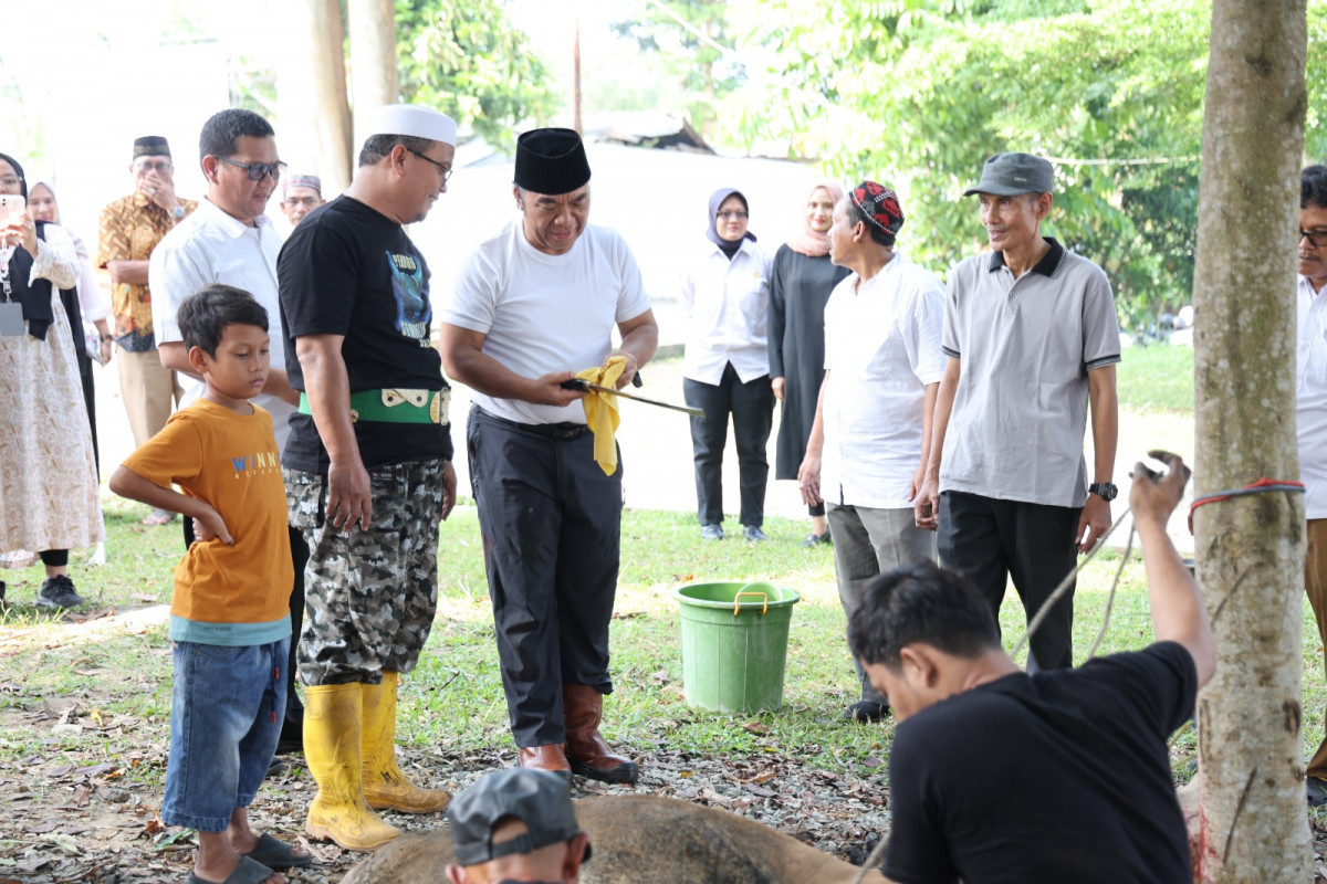 Tinjau SMAN 6 Kota Serang, Pj Gubernur Banten Al Muktabar Sampaikan Gagasan di depan Publik Ajarkan Praktik Menyembelih Hewan Secara Syar'i