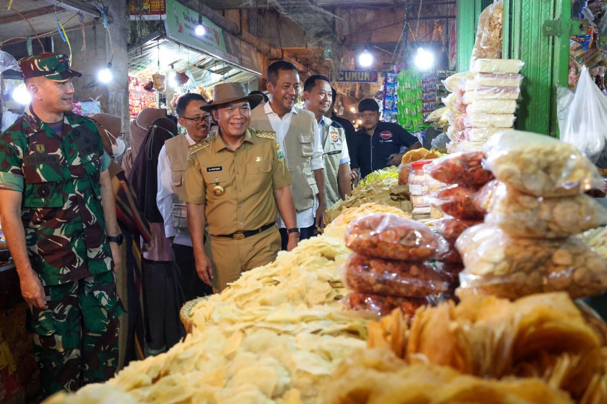 Pj Gubernur Banten Al Muktabar Sidak Barang dan Harga Pasar Induk Rau