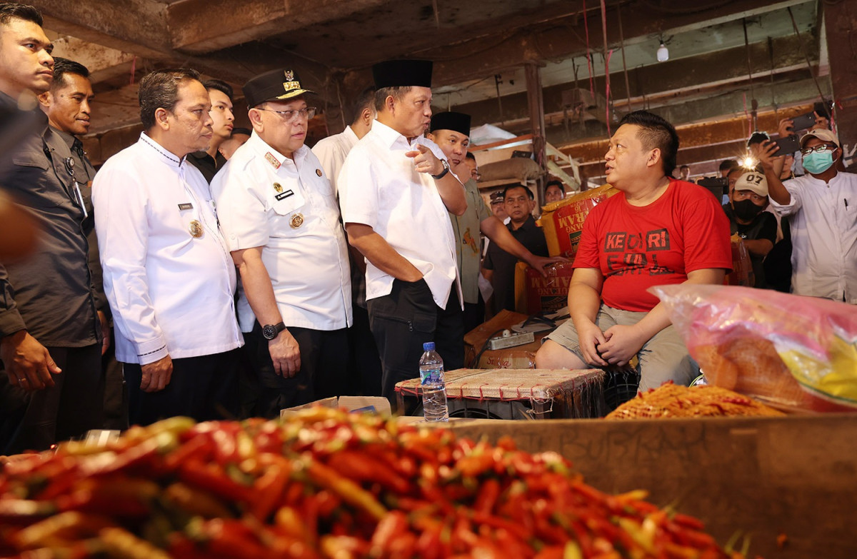 Pj Gubernur Banten A Damenta Dampingi Mendagri Tinjau Harga Bahan Pokok di PITT Kota Tangerang