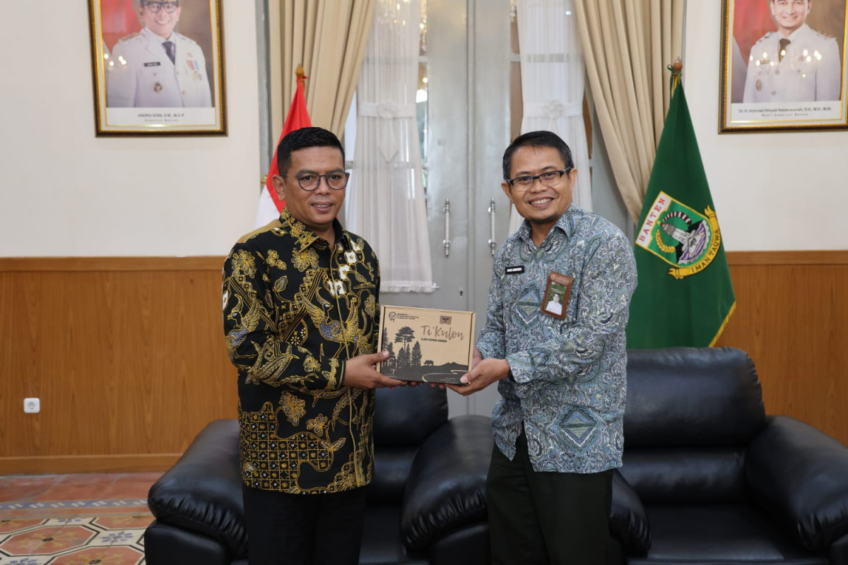 Gubernur Banten Andra Soni : Pemprov dan TNUK Lakukan Translokasi Dua Badak Jawa