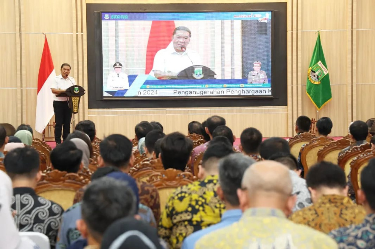 Pj Gubernur Banten Al Muktabar Berikan 329 Penghargaan Perusahaan yang Terapkan Keselamatan Kesehatan Kerja