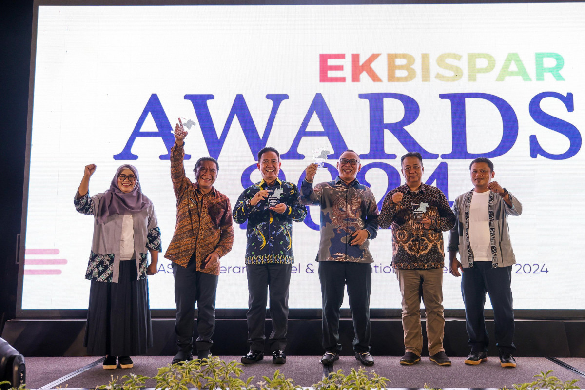 Pj Gubernur Banten Al Muktabar Raih Ekbispar Award 2024