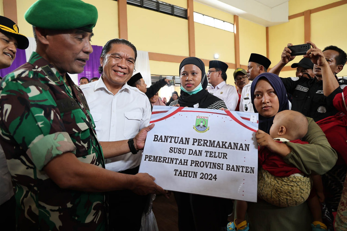 Pj Gubernur Banten Al Muktabar Salurkan Bantuan Sosial kepada Masyarakat Kabupaten Tangerang