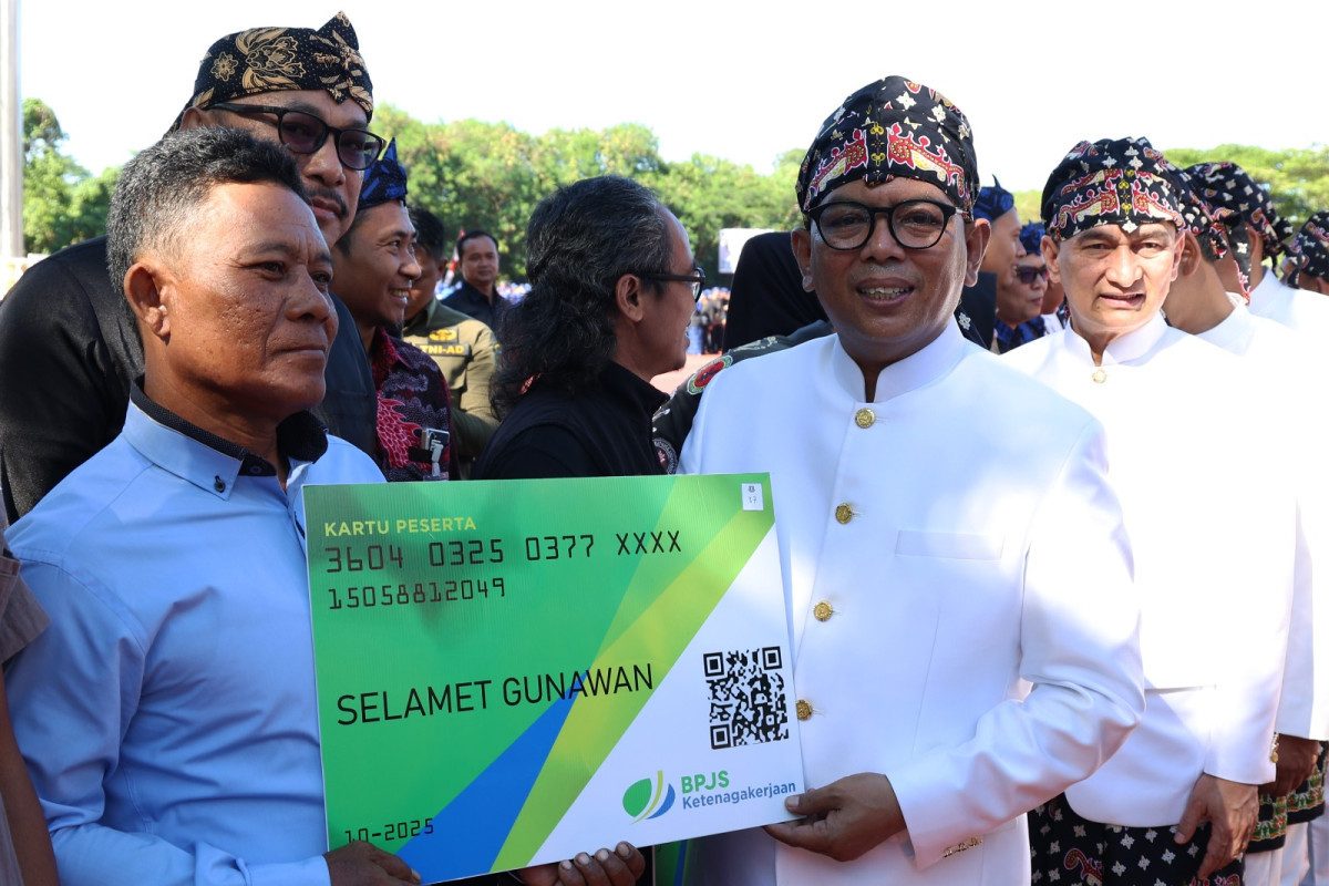 Gubernur Andra Soni Serahkan Penghargaan dan Santunan bagi Pekerja Rentan di HUT ke-25 Provinsi Banten