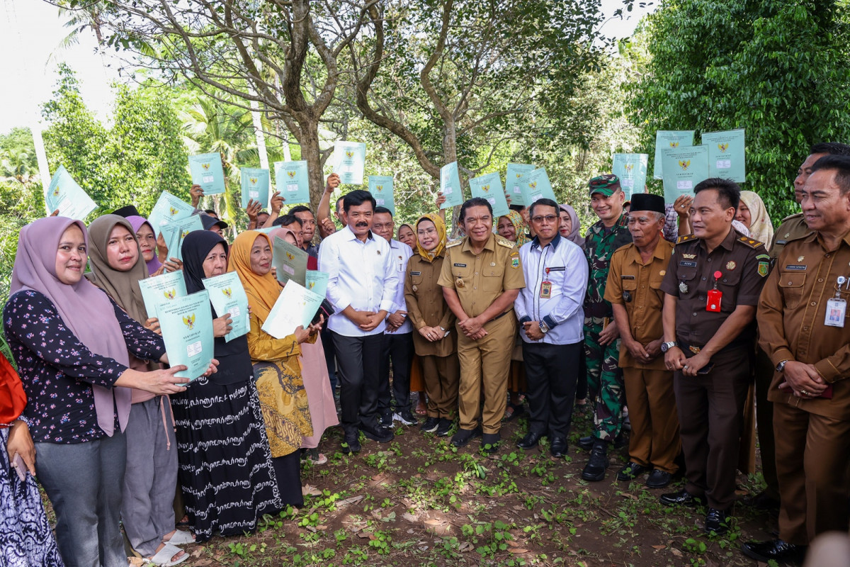 Pj Gubernur Banten Al Muktabar Dampingi Menteri Agraria dan Tata Ruang/BPN Serahkan Sertipikat PTSL ke Rumah Masyarakat