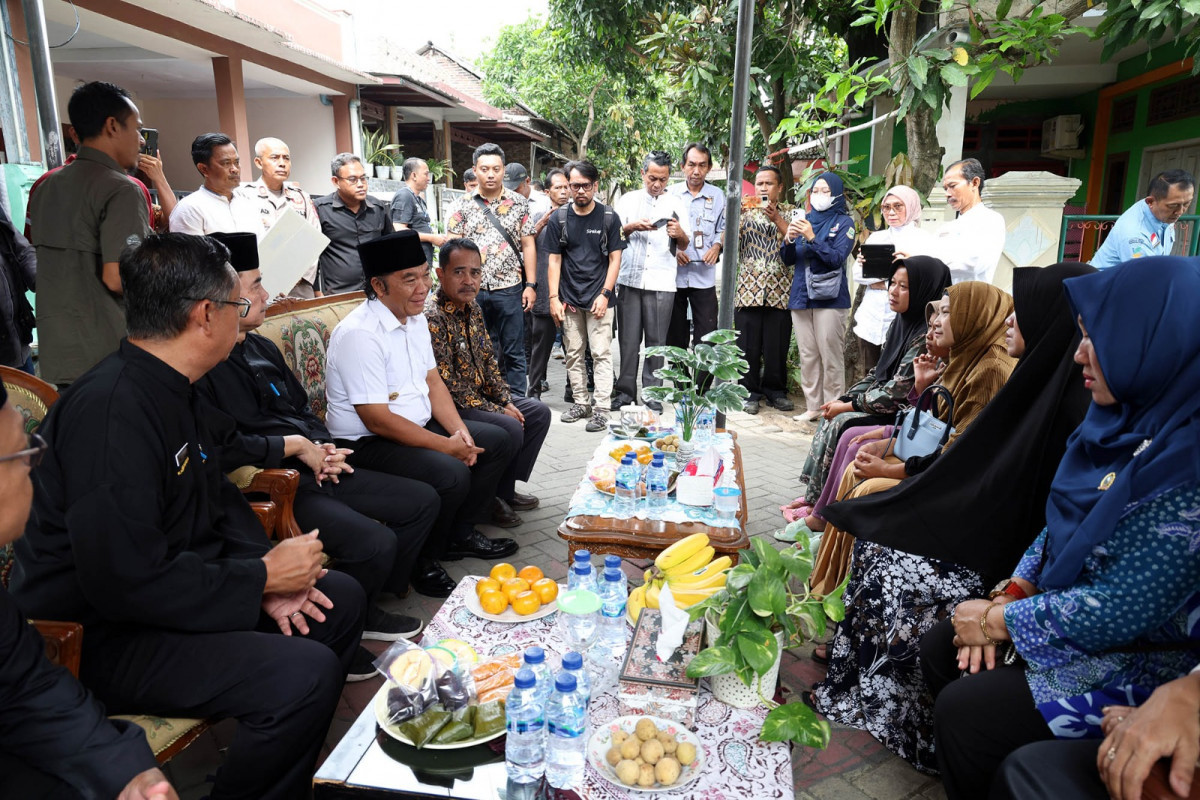 Penjabat Gubernur Banten Sampaikan Belasungkawa dan Santunan Pada Keluarga Penyelenggara Pemilu 2024 yang Meninggal Dunia