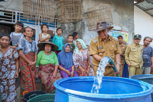 Kebutuhan Primer, Pj Gubernur Banten Pantau Penyaluran Bantuan Air Bersih ke Masyarakat