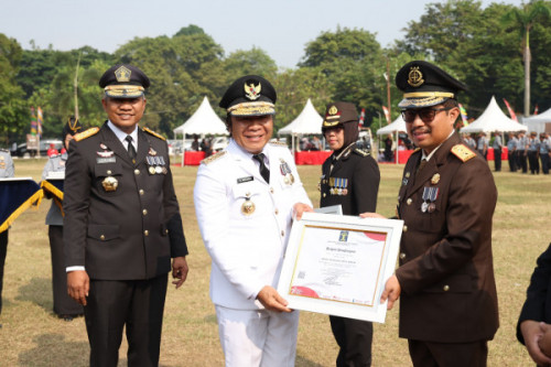 Pj Gubernur Al Muktabar Raih Penghargaan Dari Kanwil Kemenkumham Provinsi Banten