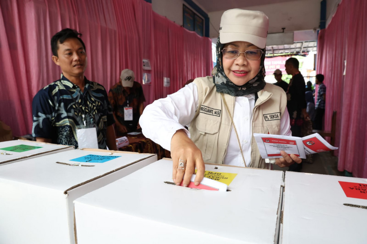 Pj Sekda Provinsi Banten Virgojanti Berikan Hak Pilih di TPS 15 Muara Ciujung Rangkasbitung