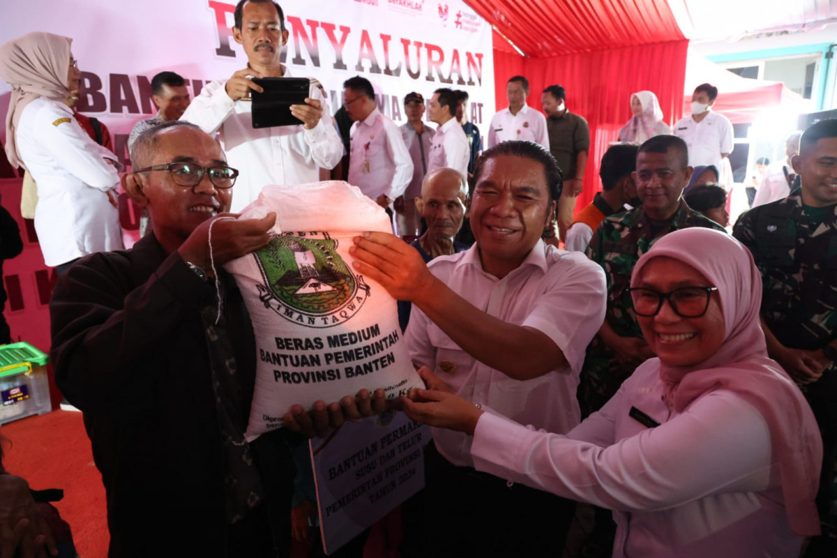 Salurkan Bantuan Sosial, Pj Gubernur Banten Al Muktabar: Implementasi Aspirasi Masyarakat