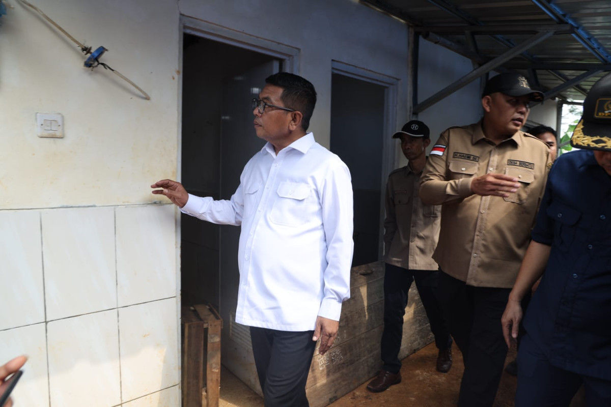 Tinjau Huntara Cigobang, Gubernur Banten Andra Soni : Pemprov Banten Siap Lakukan Pengerasan Akses Jalan