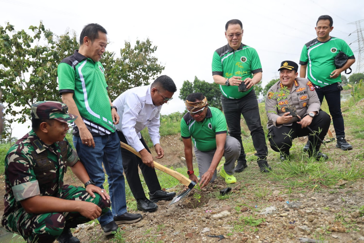 Tanam Pohon Kelor di Bantaran Sungai Cibanten, Andra Soni Dorong Gerakan Hijau Berkelanjutan