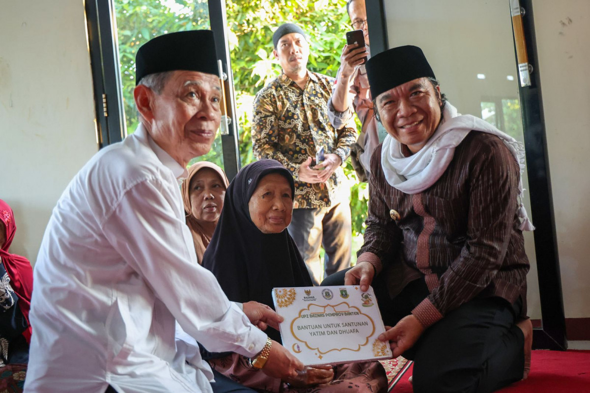 Awali Safari Ramadan, Pj Gubernur Banten Al Muktabar Bagikan Bantuan