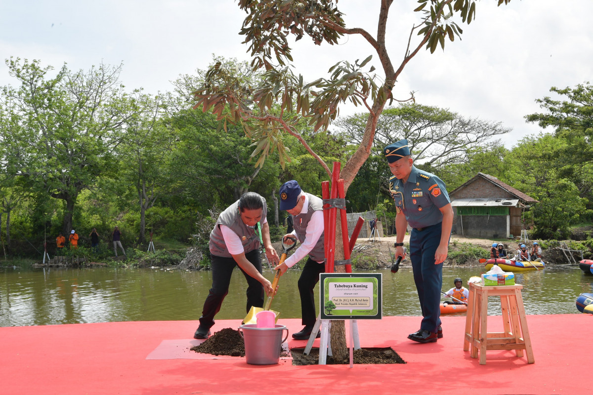 Pj Gubernur Al Muktabar Dampingi Wapres Ma'ruf Amin Kick Off Tanara Clean Up