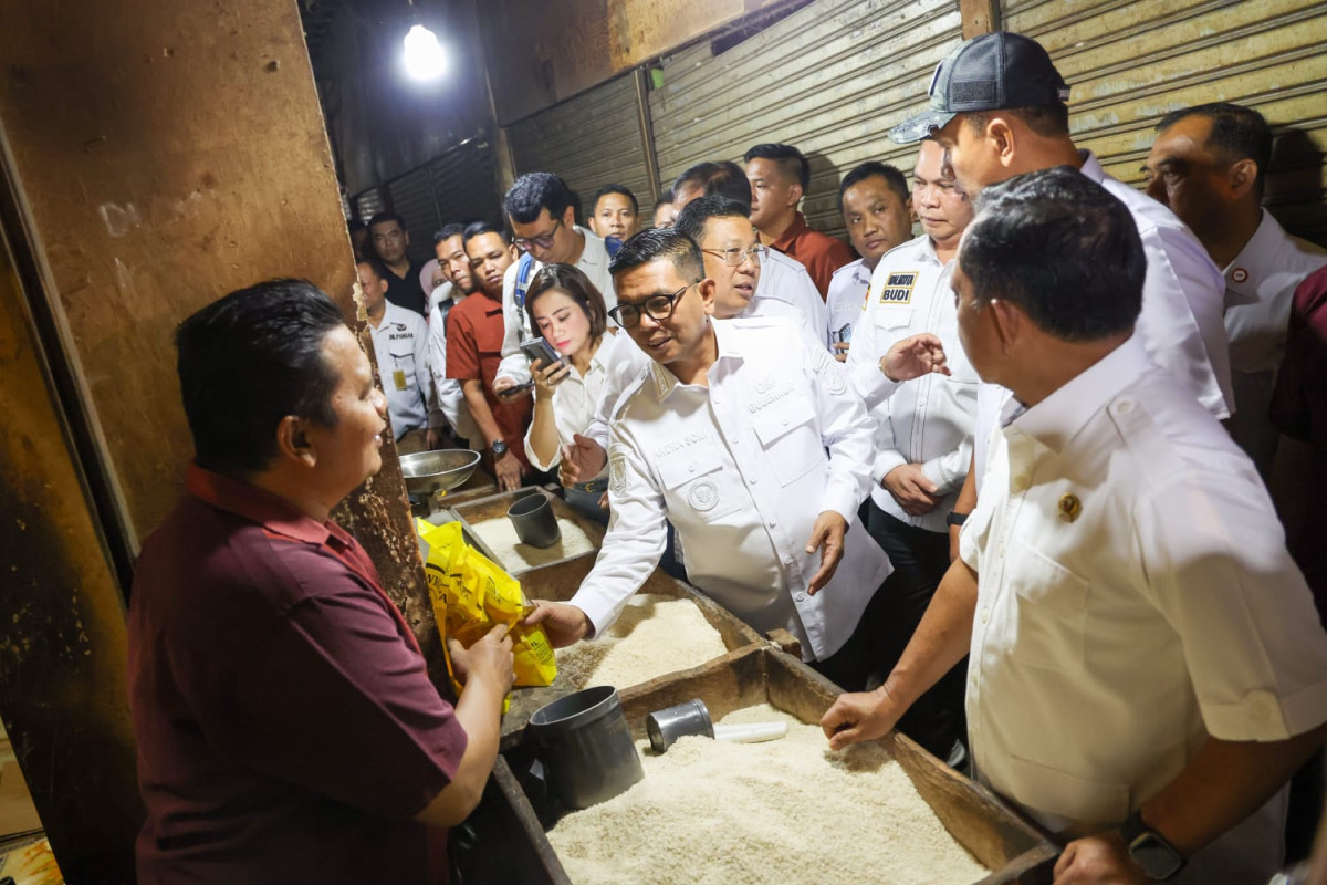 Gubernur Banten Andra Soni Dampingi Mendagri Tinjau Harga Pangan di Pasar Induk Rau, Kota Serang