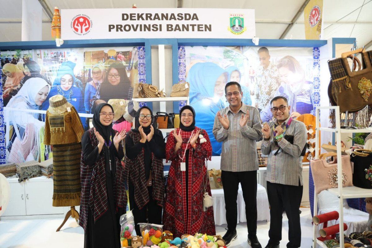 Tinjau Stand Banten pada Pameran HUT ke-45 Dekranas, Ketua Umum Dekranasda Provinsi Banten Tinawati Andra Soni : Produk Banten Memiliki Daya Saing