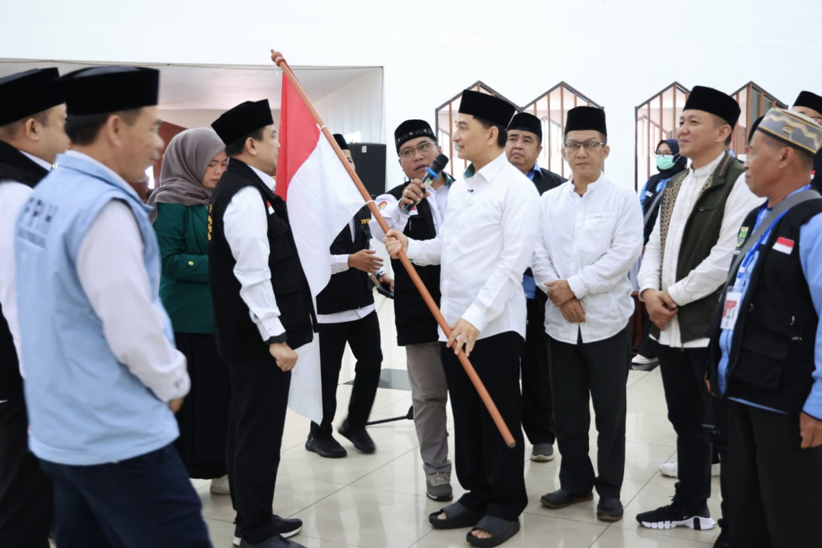 Wagub Banten A Dimyati Natakusumah Serahkan Jamaah Haji Kloter 57-JKG Ke Panitia Embarkasi Pondok Gede Jakart