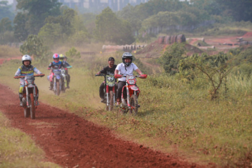 Dukung Industri Kreatif Olahraga Otomotif, Pj Gubernur Banten Al Muktabar Jajal Sirkuit Icon Enduro