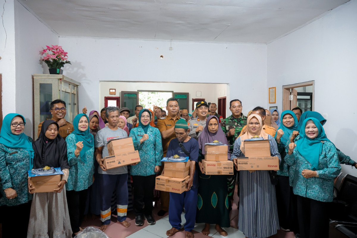 Tinawati Andra Soni Salurkan Bantuan Alat Dapur bagi 33 Keluarga Korban Bencana di Anyer